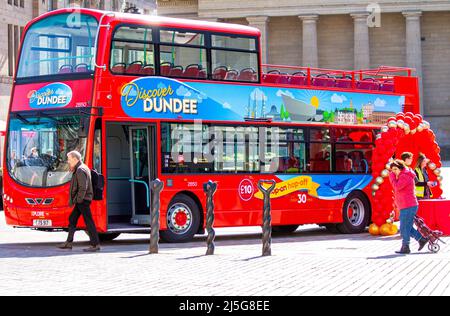 Dundee, Tayside, Schottland, Großbritannien. 23. April 2022. Hop On Hop Off Discover Dundee Open -Top Bus: Xplore Dundee hat seine Pläne für die diesjährigen Open-Top-Busrundfahrten durch die Stadt bekannt gegeben. Die Tour mit dem Namen „Discover Dundee“ findet täglich von April bis September statt und umfasst die Frühlings- und Sommersaison und beginnt am Montag, den 25.. April. Die Route verbindet die Waterfront und den City Quay mit dem Stadtzentrum und dem West Port, bevor sie den Law Hill hinauf führt. Kredit: Dundee Photographics/Alamy Live Nachrichten Stockfoto