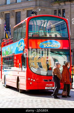 Dundee, Tayside, Schottland, Großbritannien. 23. April 2022. Hop On Hop Off Discover Dundee Open -Top Bus: Xplore Dundee hat seine Pläne für die diesjährigen Open-Top-Busrundfahrten durch die Stadt bekannt gegeben. Die Tour mit dem Namen „Discover Dundee“ findet täglich von April bis September statt und umfasst die Frühlings- und Sommersaison und beginnt am Montag, den 25.. April. Die Route verbindet die Waterfront und den City Quay mit dem Stadtzentrum und dem West Port, bevor sie den Law Hill hinauf führt. Kredit: Dundee Photographics/Alamy Live Nachrichten Stockfoto