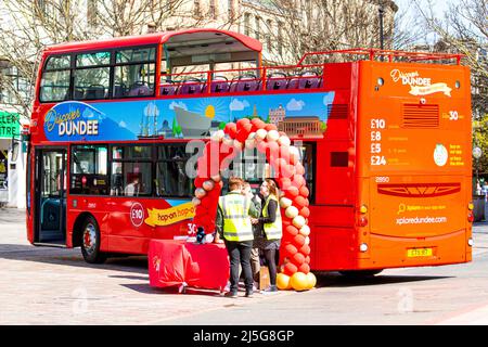 Dundee, Tayside, Schottland, Großbritannien. 23. April 2022. Hop On Hop Off Discover Dundee Open -Top Bus: Xplore Dundee hat seine Pläne für die diesjährigen Open-Top-Busrundfahrten durch die Stadt bekannt gegeben. Die Tour mit dem Namen „Discover Dundee“ findet täglich von April bis September statt und umfasst die Frühlings- und Sommersaison und beginnt am Montag, den 25.. April. Die Route verbindet die Waterfront und den City Quay mit dem Stadtzentrum und dem West Port, bevor sie den Law Hill hinauf führt. Kredit: Dundee Photographics/Alamy Live Nachrichten Stockfoto