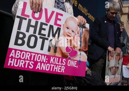 Edinburgh, Schottland, 23.. April 2022. Pro-Life-Aktivisten halten Plakate bereit, während sich Pro-Life- und Pro-Choice-Aktivisten am Jahrestag der Gesetzesüberstellung des Abtreibungsgesetzes von 1967 auf der Lothian Road gegenüberstehen. Für das schottische Parlament wurde ein privater membersÕ-Gesetzentwurf vorgeschlagen, um Pro-Life-Kampagnen außerhalb von Krankenhäusern zu stoppen. In Edinburgh, Schottland, 23. April 2022. Stockfoto