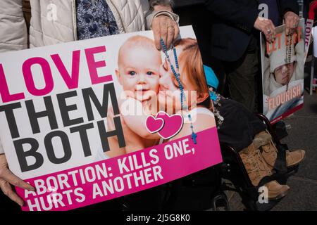 Edinburgh, Schottland, 23.. April 2022. Pro-Life-Aktivisten halten Plakate bereit, während sich Pro-Life- und Pro-Choice-Aktivisten am Jahrestag der Gesetzesüberstellung des Abtreibungsgesetzes von 1967 auf der Lothian Road gegenüberstehen. Für das schottische Parlament wurde ein privater membersÕ-Gesetzentwurf vorgeschlagen, um Pro-Life-Kampagnen außerhalb von Krankenhäusern zu stoppen. In Edinburgh, Schottland, 23. April 2022. Stockfoto