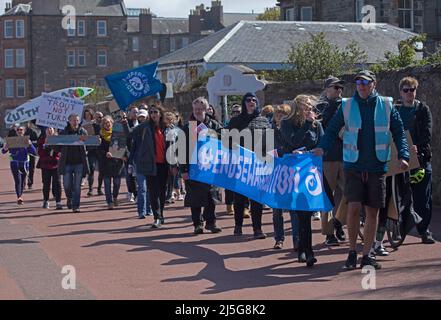 Portobello, Edinburgh, Schottland, Großbritannien. 23.. April 2022. Ende der Abwasserverschmutzung Protest, Menschen aller Altersgruppen kamen zusammen, um gegen schottisches Wasser zu protestieren und zu fordern, dass sie die Abwasserverschmutzung beenden. Einschließlich Surfer's gegen Abwasser, wurde jeder mit einer Liebe für das Meer oder die Flüsse eingeladen. Die Gruppe marschierte friedlich vom Seafield-Ende der Promenade auf die Kings Road entlang der Portobello High Street und Schnitt schließlich zurück zum östlichen Ende der Promenade. Kredit: Archwhite/alamy Live Nachrichten Stockfoto