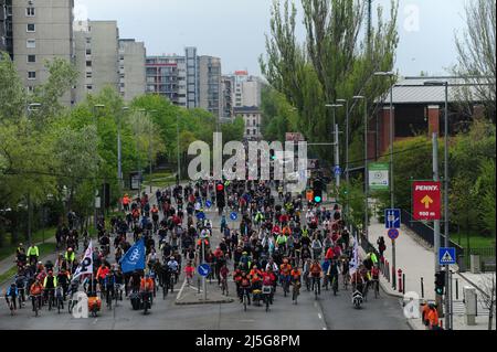 Budapest , Hungary , 23. APR 2022, Radfahrerkundgebung durch Budapest in der Nachfrage nach einer fahrradfreundlicheren Stadt, Balint Szentgallay / Alamy Live News Stockfoto