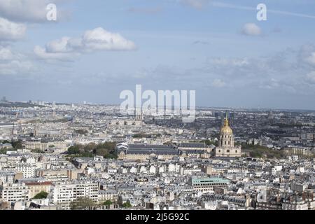 Paris: Luftaufnahme der Skyline der Stadt mit der Kathedrale Saint Louis im Les Invalides Komplex von der Spitze des Eiffelturms aus gesehen Stockfoto