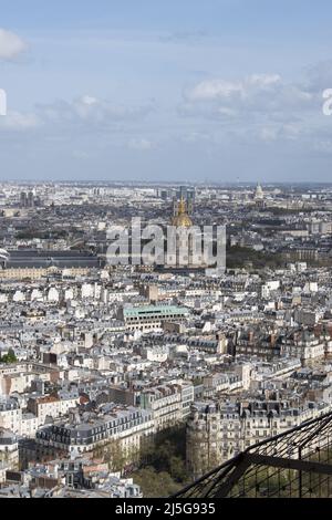 Paris: Luftaufnahme der Skyline der Stadt mit der Kathedrale Saint Louis im Les Invalides Komplex von der Spitze des Eiffelturms aus gesehen Stockfoto