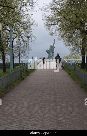 Paris: Ansicht der Nachbildung der Freiheitsstatue von Frederic Auguste Bartholdi aus dem Jahr 1889 auf der Ile aux Cygnes (Schwaneninsel) an der seine Stockfoto