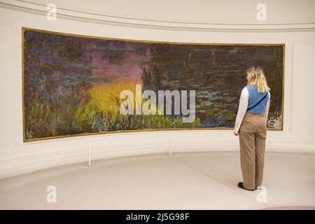 Paris, Frankreich, Europa: Besucher vor den Nympheas (Seerosen), einer berühmten Serie von dekorativen Tafeln von Claude Monet im Musée de l'Orangerie Stockfoto