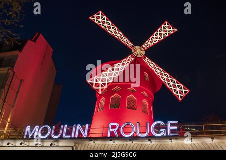 Paris: Neonschilder und Außenanlagen des Moulin Rouge, eines der berühmtesten Clubs in Paris, weihten am 6. Oktober 1891in das Rotlichtviertel Pigalle ein Stockfoto