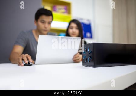 Antibakterielle Lampe im Büro. Desinfektion am Arbeitsplatz. Stockfoto