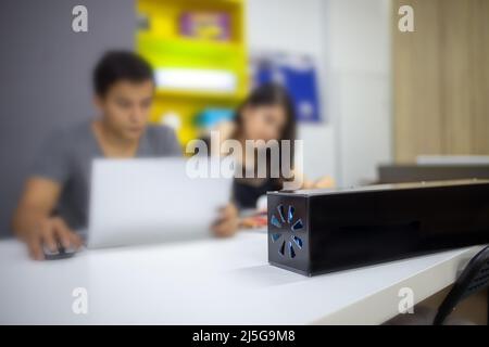 Antibakterielle Lampe im Büro. Desinfektion am Arbeitsplatz. Stockfoto