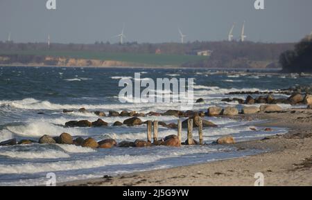 firo. 22.. April 2022 Land und Leute, Ostsee, Wellen, an der Hohwacht-Bucht hier am Lippe-Hafen. Hohwacht, Wetterbild, Feature, Jahreszeiten, Meer, Schleswig-Holstein. Stockfoto