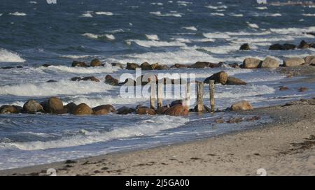 firo. 22.. April 2022 Land und Leute, Ostsee, Wellen, an der Hohwacht-Bucht hier am Lippe-Hafen. Hohwacht, Wetterbild, Feature, Jahreszeiten, Meer, Schleswig-Holstein. Stockfoto