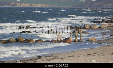 firo. 22.. April 2022 Land und Leute, Ostsee, Wellen, an der Hohwacht-Bucht hier am Lippe-Hafen. Hohwacht, Wetterbild, Feature, Jahreszeiten, Meer, Schleswig-Holstein. Stockfoto