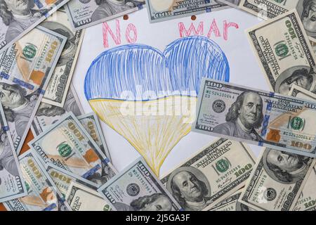 Einhundert US-Dollar-Scheine auf der Ukraine-Flagge Stockfoto
