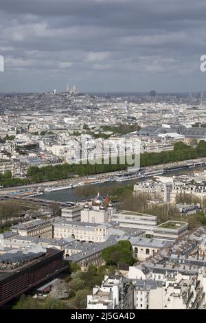 Paris, Frankreich: Luftaufnahme von der Spitze des Eiffelturms mit dem Montmartre-Hügel, dem höchsten Punkt der Stadt, und der Basilika des Heiligen Herzens Stockfoto