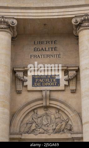 Paris: Universität Sorbonne, Zeichen der Rechtswissenschaftlichen Fakultät der Universität Paris mit dem nationalen Motto der französischen Republik Freiheit, Gleichheit, Bruderschaft Stockfoto