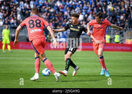 Venedig, Italien. 23. April 2022. Venezia's Thomas Henry im Einsatz gegen Atalanta's Mario Pasalic und Atalanta's Marten de Roon während Venezia FC vs Atalanta BC, italienische Fußballserie A Spiel in Venedig, Italien, April 23 2022 Quelle: Independent Photo Agency/Alamy Live News Stockfoto