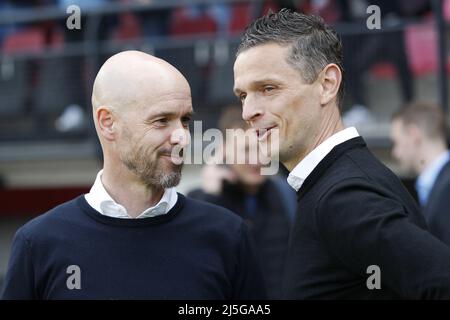 NIJMEGEN - (lr) Ajax-Trainer Erik ten Hag und NEC-Trainer Rogier Meijer vor dem niederländischen Eredivisie-Spiel zwischen NEC und Ajax im Stadion De Goffert am 23. April 2022 in Nijmegen, Niederlande. ANP JEROEN PUTMANS Stockfoto