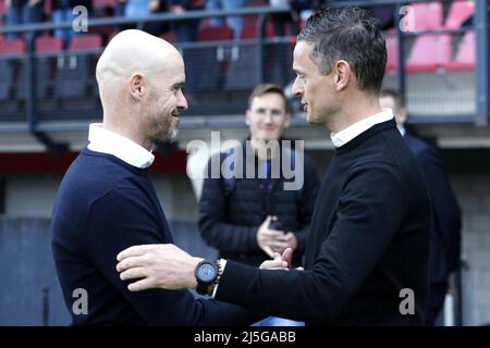 NIJMEGEN - (lr) Ajax-Trainer Erik ten Hag und NEC-Trainer Rogier Meijer vor dem niederländischen Eredivisie-Spiel zwischen NEC und Ajax im Stadion De Goffert am 23. April 2022 in Nijmegen, Niederlande. ANP JEROEN PUTMANS Stockfoto