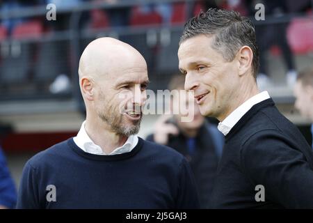 NIJMEGEN - (lr) Ajax-Trainer Erik ten Hag und NEC-Trainer Rogier Meijer vor dem niederländischen Eredivisie-Spiel zwischen NEC und Ajax im Stadion De Goffert am 23. April 2022 in Nijmegen, Niederlande. ANP JEROEN PUTMANS Stockfoto