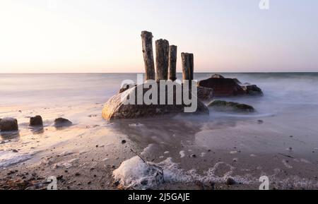 firo. 22.. April 2022 Land und Leute, Ostsee, Hohwachter Bay hier am Lippe Hafen. Stehle, Ostsee Hohwacht, Wetterbild, Feature, Jahreszeiten, Meer, Schleswig-Holstein., Wellen , Stockfoto