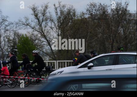 Budapest , Hungary , 23. APR 2022, Radfahrerkundgebung durch Budapest in der Nachfrage nach einer fahrradfreundlicheren Stadt, Balint Szentgallay / Alamy Live News Stockfoto