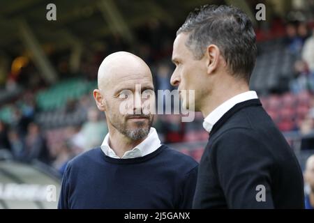 NIJMEGEN - (lr) Ajax-Trainer Erik ten Hag und NEC-Trainer Rogier Meijer vor dem niederländischen Eredivisie-Spiel zwischen NEC und Ajax im Stadion De Goffert am 23. April 2022 in Nijmegen, Niederlande. ANP JEROEN PUTMANS Stockfoto