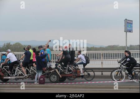 Budapest , Hungary , 23. APR 2022, Radfahrerkundgebung durch Budapest in der Nachfrage nach einer fahrradfreundlicheren Stadt, Balint Szentgallay / Alamy Live News Stockfoto