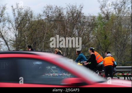 Budapest , Hungary , 23. APR 2022, Radfahrerkundgebung durch Budapest in der Nachfrage nach einer fahrradfreundlicheren Stadt, Balint Szentgallay / Alamy Live News Stockfoto