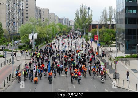 Budapest , Hungary , 23. APR 2022, Radfahrerkundgebung durch Budapest in der Nachfrage nach einer fahrradfreundlicheren Stadt, Balint Szentgallay / Alamy Live News Stockfoto