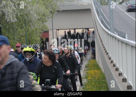 Budapest , Hungary , 23. APR 2022, Radfahrerkundgebung durch Budapest in der Nachfrage nach einer fahrradfreundlicheren Stadt, Balint Szentgallay / Alamy Live News Stockfoto