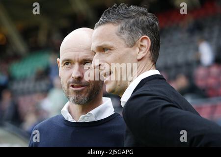 NIJMEGEN - (lr) Ajax-Trainer Erik ten Hag und NEC-Trainer Rogier Meijer vor dem niederländischen Eredivisie-Spiel zwischen NEC und Ajax im Stadion De Goffert am 23. April 2022 in Nijmegen, Niederlande. ANP JEROEN PUTMANS Stockfoto