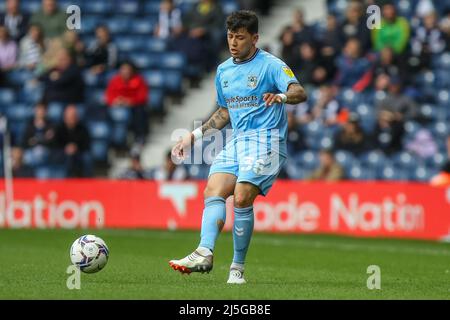 West Bromwich, Großbritannien. 23. April 2022. Gustavo Hamer #38 von Coventry City übergibt den Ball in West Bromwich, Großbritannien am 4/23/2022. (Foto von Gareth Evans/News Images/Sipa USA) Quelle: SIPA USA/Alamy Live News Stockfoto