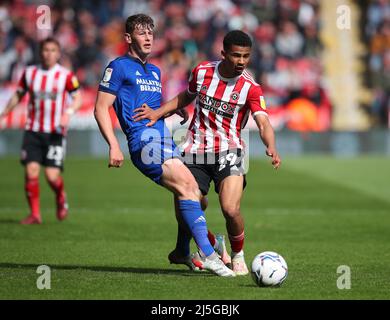 Sheffield, England, 23.. April 2022. Sean Morrison aus Cardiff City wurde vom Lliman Ndiaye aus Sheffield Utd während des Sky Bet Championship-Spiels in der Bramall Lane, Sheffield, angegangen. Bildnachweis sollte lauten: Simon Bellis / Sportimage Stockfoto