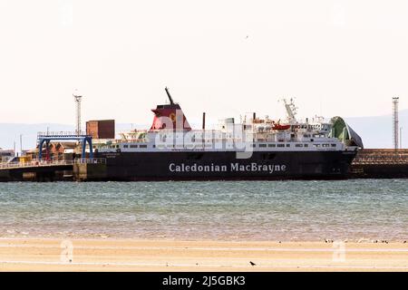 22. April 2022, Troon, Großbritannien. Die kaledonische MacBrayne-Fähre, 'Caledonian Isles', die die Route zwischen Ardrossan und Brodick auf der Insel Arran bereiste, wurde am 17. April 2022 nach Motorproblemen außer Betrieb genommen und nach Troon gebracht, wo Reparaturen durchgeführt werden sollten, die voraussichtlich weitere 10 Tage dauern werden. Seitdem beklagen sich die Menschen auf der Insel nun über Mangel an Nahrungsmitteln, Treibstoff und anderen wichtigen Dingen, während CalMac mit einer Ersatzfähre und einem reduzierten Service weiterfährt. Die 'Caledonian Isles' hätten vor einigen Jahren durch die Glen Sannox ersetzt werden sollen, Bild zeigt Isle of Arran Stockfoto