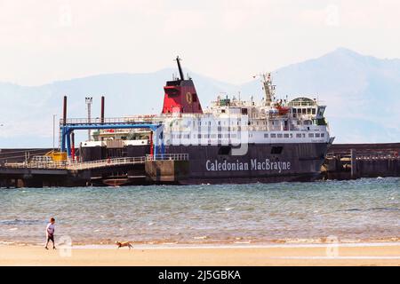 22. April 2022, Troon, Großbritannien. Die kaledonische MacBrayne-Fähre, 'Caledonian Isles', die die Route zwischen Ardrossan und Brodick auf der Insel Arran bereiste, wurde am 17. April 2022 nach Motorproblemen außer Betrieb genommen und nach Troon gebracht, wo Reparaturen durchgeführt werden sollten, die voraussichtlich weitere 10 Tage dauern werden. Seitdem beklagen sich die Menschen auf der Insel nun über Mangel an Nahrungsmitteln, Treibstoff und anderen wichtigen Dingen, während CalMac mit einer Ersatzfähre und einem reduzierten Service weiterfährt. Die 'Caledonian Isles' hätten vor einigen Jahren durch die Glen Sannox ersetzt werden sollen, Bild zeigt Isle of Arran Stockfoto