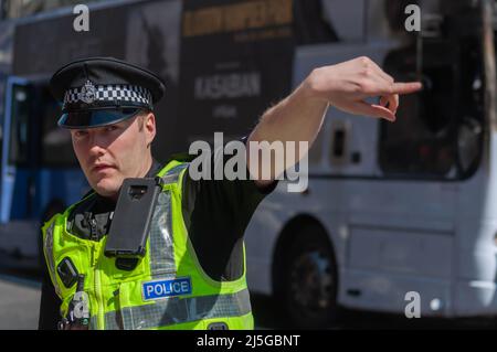 Glasgow, Schottland, Großbritannien. 23.. April 2022. Feuerwehrleute des Scottish Fire and Rescue Service und Beamte der Police Scotland nehmen an einem Brand in einem ersten Doppeldeckerbus in der Renfield Street Teil. Kredit: Skully/Alamy Live Nachrichten Stockfoto