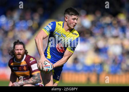 Warrington, Großbritannien. 23. April 2022. Riley Dean #27 von Warrington Wolves läuft am 4/23/2022 an Chris McQueen #12 von Huddersfield Giants in Warrington, Großbritannien vorbei. (Foto von Simon Whitehead/News Images/Sipa USA) Quelle: SIPA USA/Alamy Live News Stockfoto