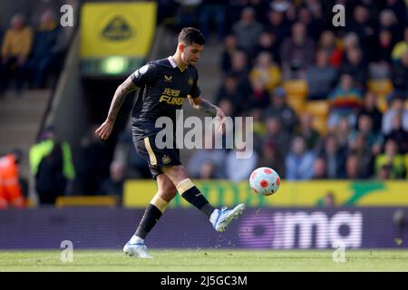 Carrow Road, Norwich, Norfolk, Großbritannien. 23. April 2022. Premier League Football, Norwich gegen Newcastle; Bruno Guimaraes von Newcastle United lobte Torhüter Tim Krul von Norwich City und punktete in der 49.-minütigen Wertung für 0-3 Punkte Kredit: Action Plus Sports/Alamy Live News Stockfoto