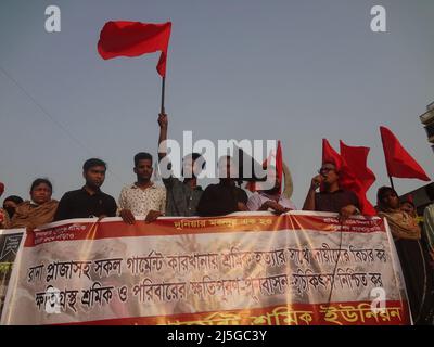 Dhaka, Bangladesch. 23. April 2022. Aktivisten protestieren anlässlich des neunten Jahrestages der Katastrophe der Rana Plaza Factory an dem Ort, an dem das Gebäude einst in Savar, am Stadtrand von Dhaka, stand. Bekleidungsarbeiter aus Bangladesch forderten Gerechtigkeit und sichere Arbeitsplätze, als sie den neunten Jahrestag der Fabrikkatastrophe in Rana Plaza feierten, bei der über 1.100 Menschen ums Leben kamen. (Bild: © MD Mehedi Hasan/ZUMA Press Wire) Stockfoto