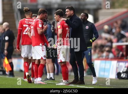 Charlton Athletic Manager Johnnie Jackson (links) spricht mit Albie Morgan von Charlton Athletic (Mitte) während des Sky Bet League One-Spiels im Londoner Valley. Bilddatum: Samstag, 23. April 2022. Stockfoto