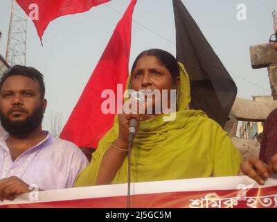 Savar, Bangladesch. 23. April 2022. Nilufer Begum(42), Eine Überlebensarbeiterin der Katastrophe von Rana Plaza, trauert auf dem Gelände, als sie am neunten Jahrestag der Katastrophe der Rana Plaza Factory an dem Ort teilnimmt, an dem das Gebäude einst in Savar, am Stadtrand von Dhaka, stand. Bekleidungsarbeiter aus Bangladesch forderten Gerechtigkeit und sichere Arbeitsplätze, als sie den neunten Jahrestag der Fabrikkatastrophe in Rana Plaza feierten, bei der über 1.100 Menschen ums Leben kamen. (Bild: © MD Mehedi Hasan/ZUMA Press Wire) Stockfoto