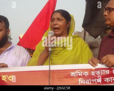 Savar, Bangladesch. 23. April 2022. Nilufer Begum(42), Eine Überlebensarbeiterin der Katastrophe von Rana Plaza, trauert auf dem Gelände, als sie am neunten Jahrestag der Katastrophe der Rana Plaza Factory an dem Ort teilnimmt, an dem das Gebäude einst in Savar, am Stadtrand von Dhaka, stand. Bekleidungsarbeiter aus Bangladesch forderten Gerechtigkeit und sichere Arbeitsplätze, als sie den neunten Jahrestag der Fabrikkatastrophe in Rana Plaza feierten, bei der über 1.100 Menschen ums Leben kamen. (Bild: © MD Mehedi Hasan/ZUMA Press Wire) Stockfoto