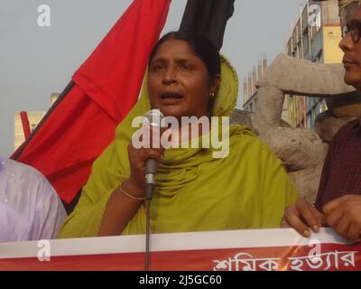 Savar, Bangladesch. 23. April 2022. Nilufer Begum(42), Eine Überlebensarbeiterin der Katastrophe von Rana Plaza, trauert auf dem Gelände, als sie am neunten Jahrestag der Katastrophe der Rana Plaza Factory an dem Ort teilnimmt, an dem das Gebäude einst in Savar, am Stadtrand von Dhaka, stand. Bekleidungsarbeiter aus Bangladesch forderten Gerechtigkeit und sichere Arbeitsplätze, als sie den neunten Jahrestag der Fabrikkatastrophe in Rana Plaza feierten, bei der über 1.100 Menschen ums Leben kamen. (Bild: © MD Mehedi Hasan/ZUMA Press Wire) Stockfoto