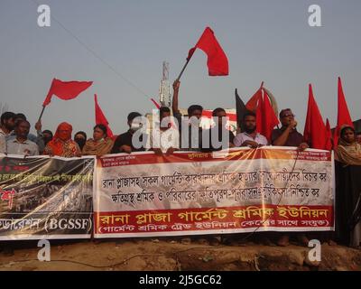 Dhaka, Bangladesch. 23. April 2022. Aktivisten protestieren anlässlich des neunten Jahrestages der Katastrophe der Rana Plaza Factory an dem Ort, an dem das Gebäude einst in Savar, am Stadtrand von Dhaka, stand. Bekleidungsarbeiter aus Bangladesch forderten Gerechtigkeit und sichere Arbeitsplätze, als sie den neunten Jahrestag der Fabrikkatastrophe in Rana Plaza feierten, bei der über 1.100 Menschen ums Leben kamen. (Bild: © MD Mehedi Hasan/ZUMA Press Wire) Stockfoto