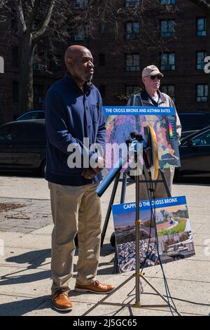 Bronx, USA. 22. April 2022. Mychal Johnson von South Bronx Unites tritt der US-amerikanischen Vertreterin Ritchie Torres bei und gibt bekannt, dass er am 22. April 2022 in der Bronx, NY, eine neue Gesetzgebung einführen wird, die als Environmental Justice Air Quality Monitoring Act bekannt ist. Damit werden in den nächsten fünf Jahren jährlich $100 Milliarden für die Gemeinden in der Bronx bereitgestellt. (Foto von Steve Sanchez/Sipa USA) Quelle: SIPA USA/Alamy Live News Stockfoto