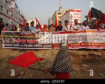 Dhaka, Bangladesch. 23. April 2022. Aktivisten protestieren anlässlich des neunten Jahrestages der Katastrophe der Rana Plaza Factory an dem Ort, an dem das Gebäude einst in Savar, am Stadtrand von Dhaka, stand. Bekleidungsarbeiter aus Bangladesch forderten Gerechtigkeit und sichere Arbeitsplätze, als sie den neunten Jahrestag der Fabrikkatastrophe in Rana Plaza feierten, bei der über 1.100 Menschen ums Leben kamen. (Bild: © MD Mehedi Hasan/ZUMA Press Wire) Stockfoto