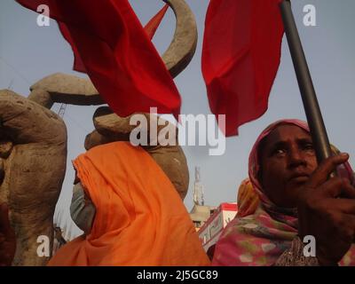 Savar, Bangladesch. 23. April 2022. Ein Verwandter der Opfer des Einsturzes des Rana Plaza-Gebäudes nimmt an einem protestmarsch zum neunten Jahrestag der Katastrophe an dem Ort Teil, an dem das Gebäude einst in Savar, am Stadtrand von Dhaka, stand. Bekleidungsarbeiter aus Bangladesch forderten Gerechtigkeit und sichere Arbeitsplätze, als sie den neunten Jahrestag der Fabrikkatastrophe in Rana Plaza feierten, bei der über 1.100 Menschen ums Leben kamen. (Bild: © MD Mehedi Hasan/ZUMA Press Wire) Stockfoto