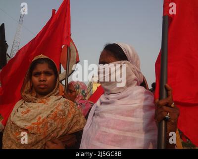 Savar, Bangladesch. 23. April 2022. Ein Verwandter der Opfer des Einsturzes des Rana Plaza-Gebäudes nimmt an einem protestmarsch zum neunten Jahrestag der Katastrophe an dem Ort Teil, an dem das Gebäude einst in Savar, am Stadtrand von Dhaka, stand. Bekleidungsarbeiter aus Bangladesch forderten Gerechtigkeit und sichere Arbeitsplätze, als sie den neunten Jahrestag der Fabrikkatastrophe in Rana Plaza feierten, bei der über 1.100 Menschen ums Leben kamen. (Bild: © MD Mehedi Hasan/ZUMA Press Wire) Stockfoto