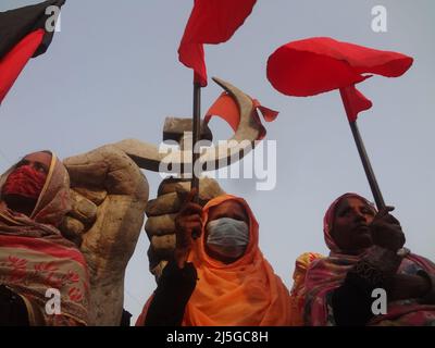 Savar, Bangladesch. 23. April 2022. Ein Verwandter der Opfer des Einsturzes des Rana Plaza-Gebäudes nimmt an einem protestmarsch zum neunten Jahrestag der Katastrophe an dem Ort Teil, an dem das Gebäude einst in Savar, am Stadtrand von Dhaka, stand. Bekleidungsarbeiter aus Bangladesch forderten Gerechtigkeit und sichere Arbeitsplätze, als sie den neunten Jahrestag der Fabrikkatastrophe in Rana Plaza feierten, bei der über 1.100 Menschen ums Leben kamen. (Bild: © MD Mehedi Hasan/ZUMA Press Wire) Stockfoto